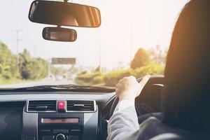 vrouw rijdende auto met twee handen foto