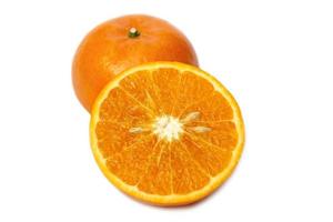 vers sappig oranje fruit op een witte achtergrond - tropisch oranje fruit voor achtergrondgebruik foto