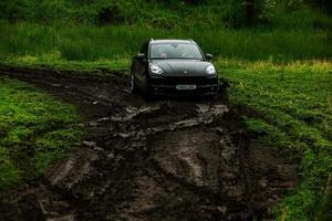 Chisinau, Moldavië - 17 juni 2021, Porsche Macan s in off-road racen vol stemming op slechte weg in Moldavië. redactionele foto. foto