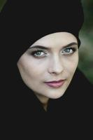 portret van een mooie moslimvrouw. jonge Arabische vrouw in hijab. foto