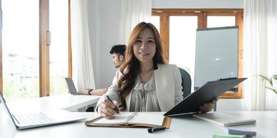 portret van een Aziatische jonge zakelijke vrouw werkt op een laptopcomputer in haar werkstation.business mensen werknemer freelance online rapport marketing e-commerce telemarketing concept. foto