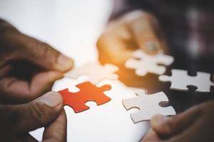 handen met een stuk blanco puzzel voor teamwork foto