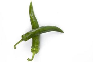 groene biologische chili geïsoleerd op een witte achtergrond, gebruikt voor gezond koken concepten design foto