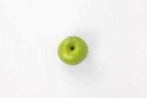 gezonde groene appel geïsoleerd op een witte achtergrond foto