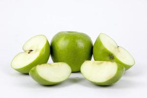 set van verse groene appel geïsoleerd met gesneden delen appels op een witte achtergrond., hele, halve, plak groene appel met uitknippad foto