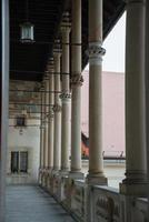 mooie open gang met veel kolommen op een rij, krakow foto