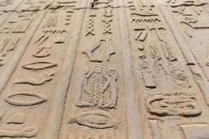 hiërogliefen in kom ombo tempel, aswan, egypte foto