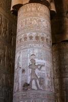 kolommen in denderah-tempel, qena, egypte foto