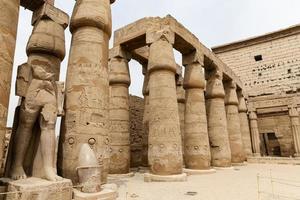 kolommen in de tempel van luxor, luxor, egypte foto