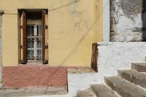 raam van een huis in symi eiland, griekenland foto