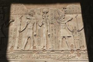 scène uit de kom ombo-tempel in aswan, egypte foto