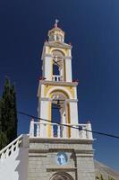 torenspits van een kerk in symi-eiland, griekenland foto