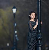 vrouwenportret met een haar dat in de wind beweegt. close-up portret van jonge mooie Russische brunette meisje op zomer groen park. Europese blanke vrouw in jurk. foto