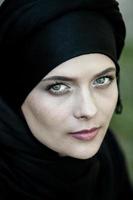 portret van een mooie moslimvrouw. jonge Arabische vrouw in hijab. foto