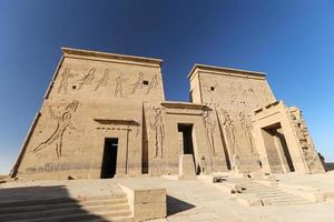 voorkant van de philae-tempel in aswan, egypte foto