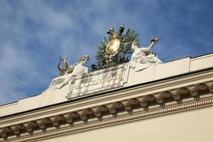 standbeeld over palais pallavicini in wenen, oostenrijk foto