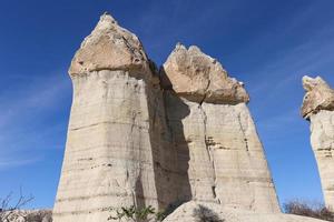 rotsformaties in liefdesvallei, cappadocië, nevsehir, turkije foto