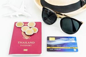 paspoorten en creditcards, zonnebrillen, vliegtuig op wit foto