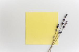 geel briefpapier met lavendelbloemen, ansichtkaart foto