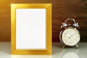 mockup met gouden frame en wekker foto