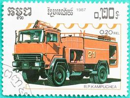 postzegels met gedrukt in cambodja toont brandweerwagen foto