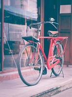 rode fiets die op straat staat foto