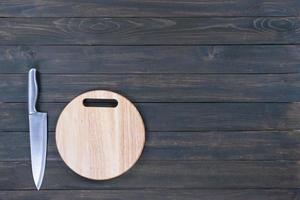 keukenmes en houten ronde lege snijplank foto