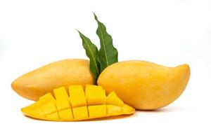 verse mango en plak mango op witte achtergrond. foto