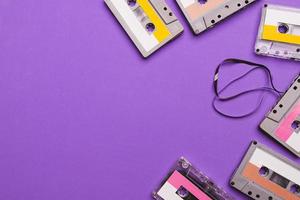 verzameling cassettebandjes op paarse achtergrond. kopieer ruimte voor tekst foto