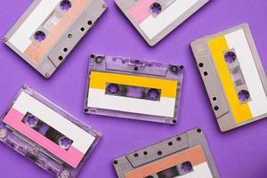 verzameling cassettebandjes op paarse achtergrond. foto