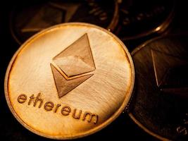 close up van gouden munten met ethereum symbool. digitaal valutaconcept. foto