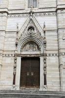 gevel van de kathedraal van napels in napels, italië foto