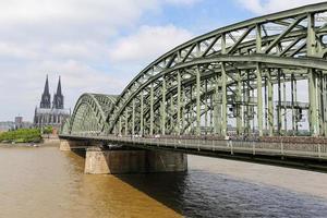 Hohenzollern-brug en de kathedraal van Keulen in Keulen, Duitsland foto