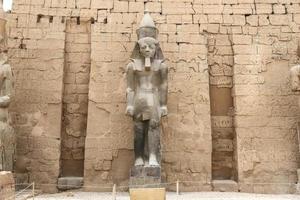sculptuur in luxor tempel in luxor, egypte foto