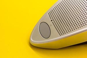 microfoon luidspreker knop op de gele tafel foto