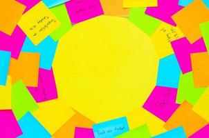 kleurrijke notitieblaadjes om dagelijkse activiteit op gele achtergrond te herinneren. foto