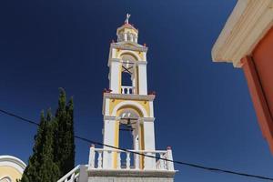 torenspits van een kerk in symi-eiland, griekenland foto