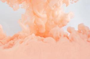 wazig en focus roze poster kleur oplossen in water voor abstract en backgorund concept. foto