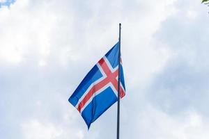 IJslandse vlag wappert in de wind foto