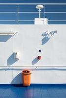 witte muur op het dek van een passagiersveerboot