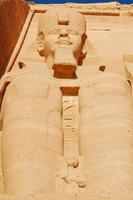 close-up van een van de kolossale standbeelden van ramses ii, egypte foto
