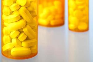 close-up van receptgeneeskundeflessen met pillen en tabletten