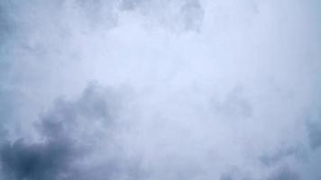 getextureerde wolk, abstract wit, geïsoleerd op zwarte achtergrond foto
