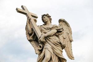 engel met het kruisstandbeeld in de brug van hadrianus, rome, italië foto
