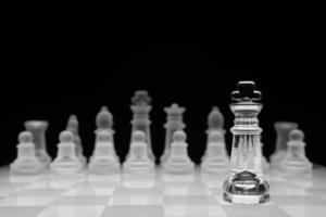 schaken concept, geïsoleerd op zwart foto