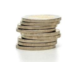 close-up zilveren munten stapels geïsoleerd op een witte achtergrond foto