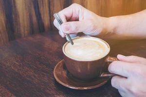 selectieve focus van man die koffie roert foto