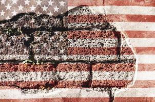 usa vlag overlay op oude granieten baksteen en cement muur textuur voor achtergrondgebruik foto