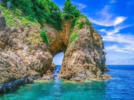 natuurlijk gat clifff koh talu eiland rayong stad thailand, idiyllic oceaan en mooie hemel in vakantietijd, zomerconcept foto