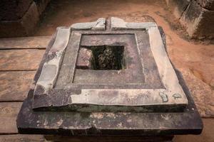 de oude kelder van de siwa leung het hindoe fallische symbool van creatieve kracht, cambodja foto